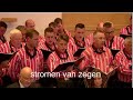 Chr. mannenkoor Eiland Urk o.l.v. G. Schinkel zingt  Er komen stromen van zegen.