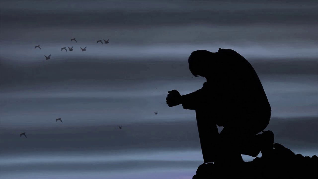 молиться богу. мужчина на коленях отчаяние. на коленях я стою и прошу. мольба на коленях. мужчина стоящий на коленях.