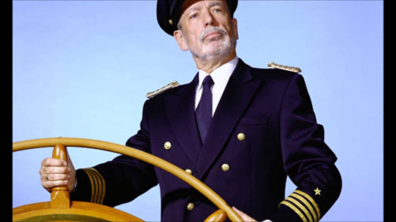 Капитаном был мужчина в возрасте. Капитан корабля Паоло Роберто. Форма морского капитана. Форма капитана корабля. Красивый Капитан.