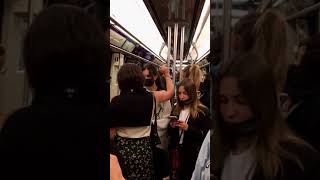 Paris: Metro Ligne 1, vers la fête de la musique.