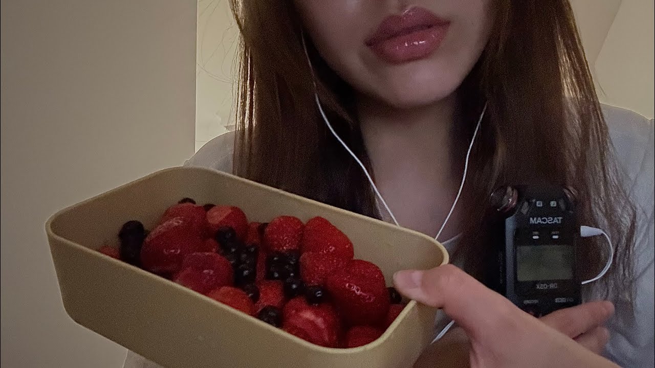 ASMR ОЧЕНЬ БЛИЗКИЙ ЛИПКИЙ ШЕПОТ | CLOSE-UP EAR TO EAR WHISPER | strawberry eating 🍓 итинг клубники🍓