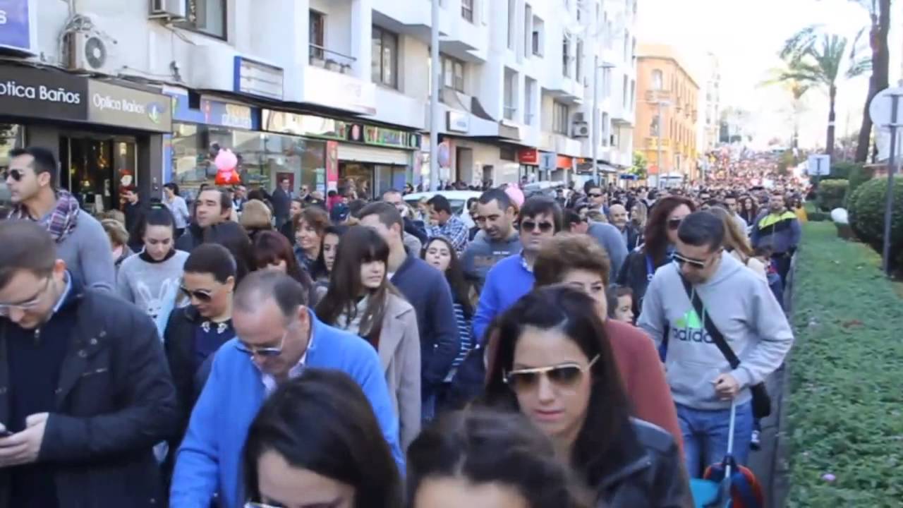 Algeciras se vuelca con el tradicional Arrastre de Latas