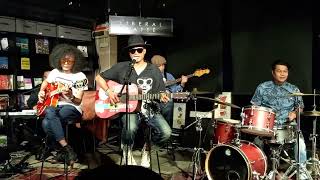 Download Lagu Pretty Ugly-En Ronald Moore (live at Liberal Latte 25/1/25) MP3 Download Lagu Pretty Ugly-En Ronald Moore (live at Liberal Latte 25/1/25) MP3