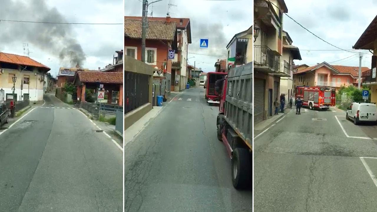 Torino, la corsa dei vigili del fuoco verso la casa in fiamme a Rivarossa