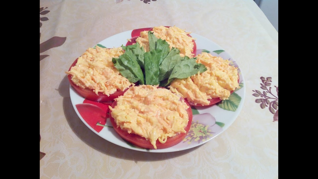 ⁣Закуска на праздничный стол - помидор, сыр, морковь и чеснок.