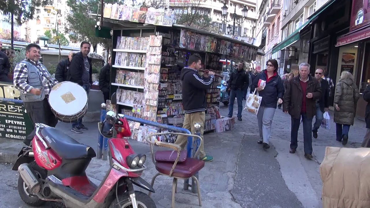 Уличные музыканты в Афинах зажигают.