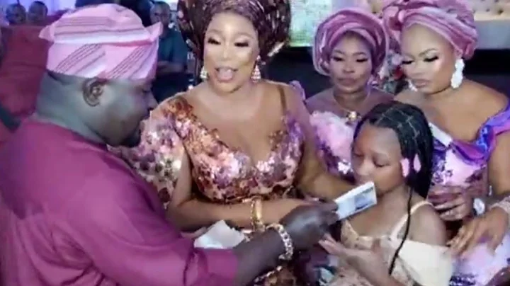 SEE HOW MONEY RAIN AS KEMI KOREDE'S DAUGHTER RECEIVES BUNDLE OF NAIRA NOTES AT HER MOTHER'S BIRTHDAY