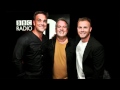 Capture de la vidéo Gary Barlow & Robbie Williams Interview On Radio 1 (Part 1)