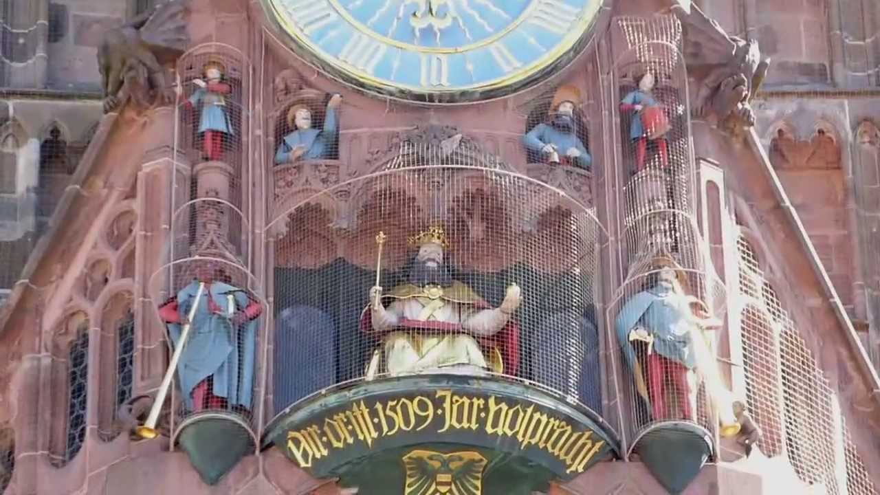 Norimberga, ore 12, l'orologio carillon della Frauenkirche prende vita