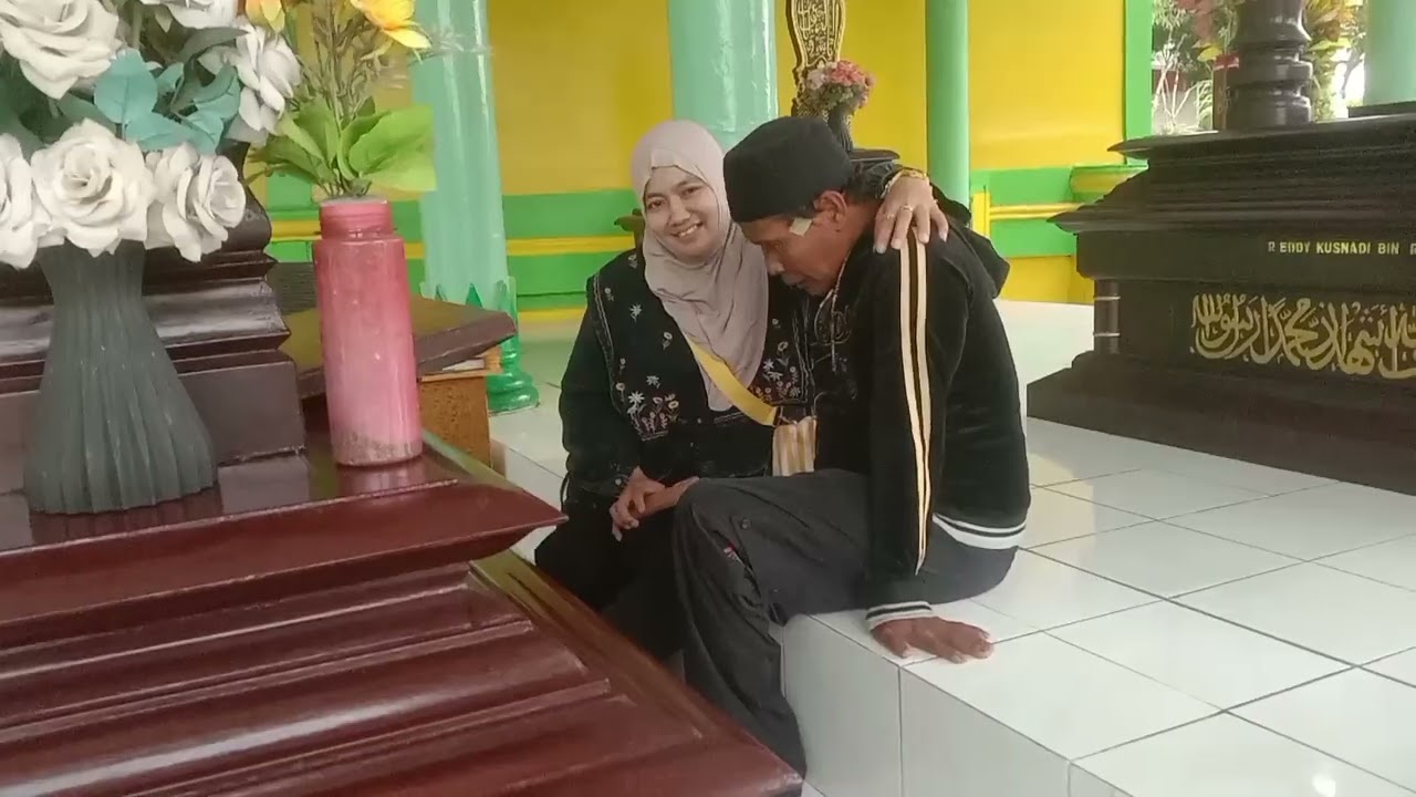 Wa Umar bersama teh evy mariam Ziarah ke makam Teh Nike Ardilla @dillastory @ImamSupenoOfficial 