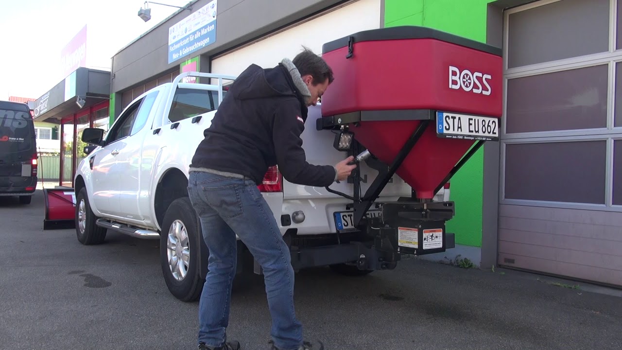 Ford Ranger mit geradem THE BOSS SportDuty Schneeschild und TGS1100 Heckanbaustreuer