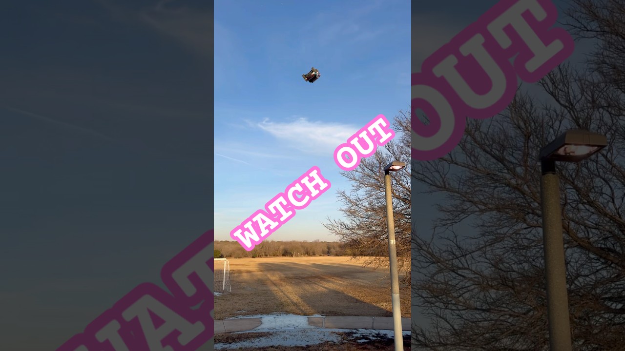 Макс Слэш выполняет огромный бэкфлип с хафпайпа в скейт-парке. 