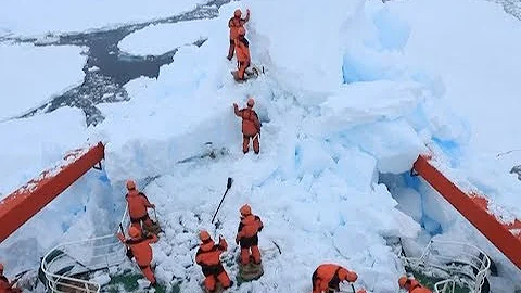 Chinese Icebreaker Able to Continue Mission after Collision: Scientists - DayDayNews