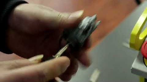 How to copy a key by SEC E9 key cutting machine in Spain