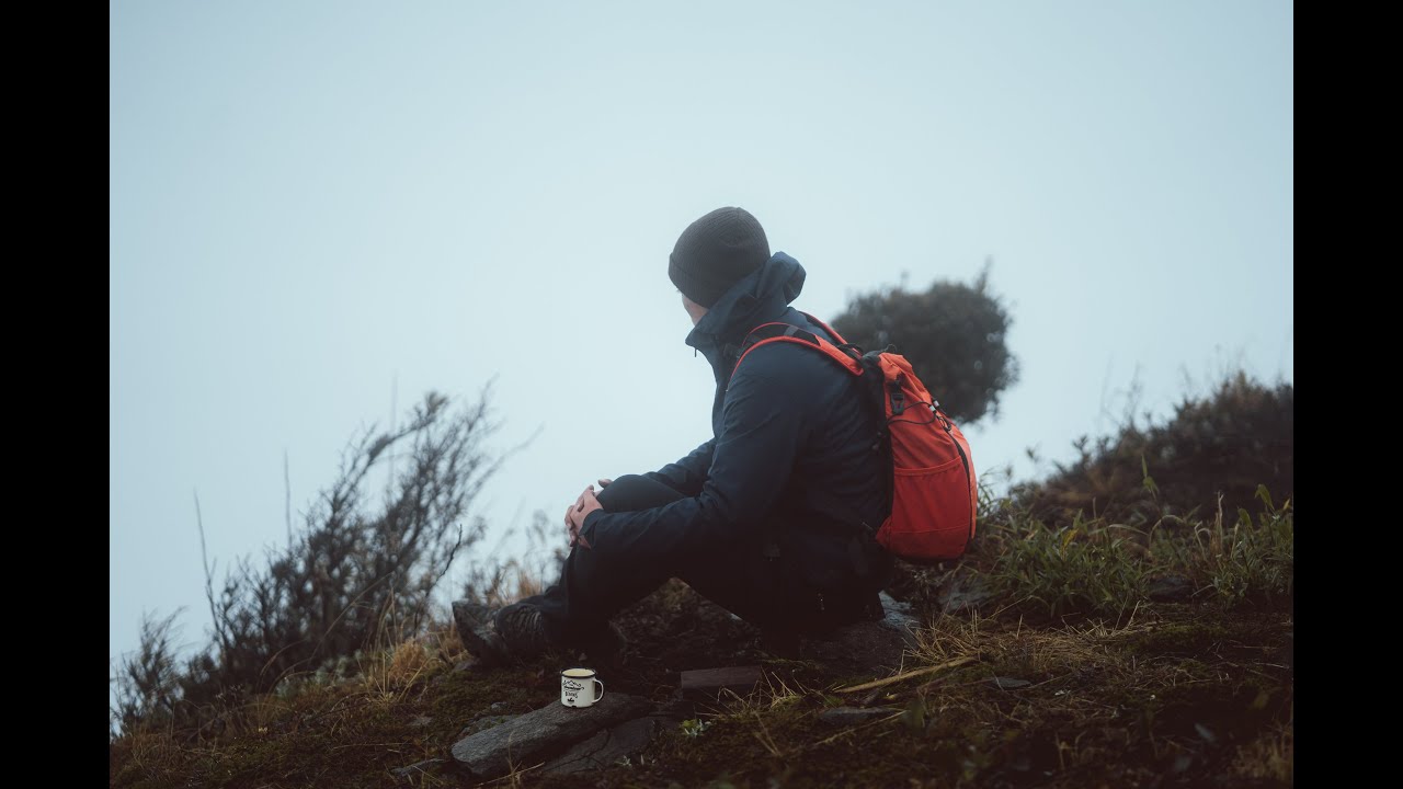 Человек сидит на земле. Парень сидит на земле. Мужчина сидит на земле. Пацан сидит на земле