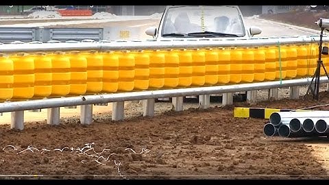 Hàng rào đường cao tốc bằng bánh xe