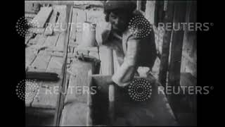 1930 QUIRKY: Women builders in Madrid