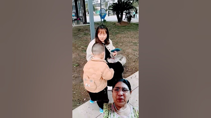 Cute Baby Is Attracted To Grapes,And Dad Goes Home Alone #funny #father #funnyvideos#munchkin#tiktok