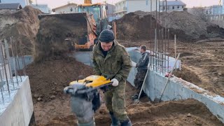 видео: Строим дом в Витязево. Обратная отсыпка цоколя. Печатный бетон готов. картинка: Строим дом в Витязево. Обратная отсыпка цоколя. Печатный бетон готов.
