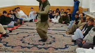 رقص کردنی پسری افغانی به آهنگ سیا نرمه نرمه