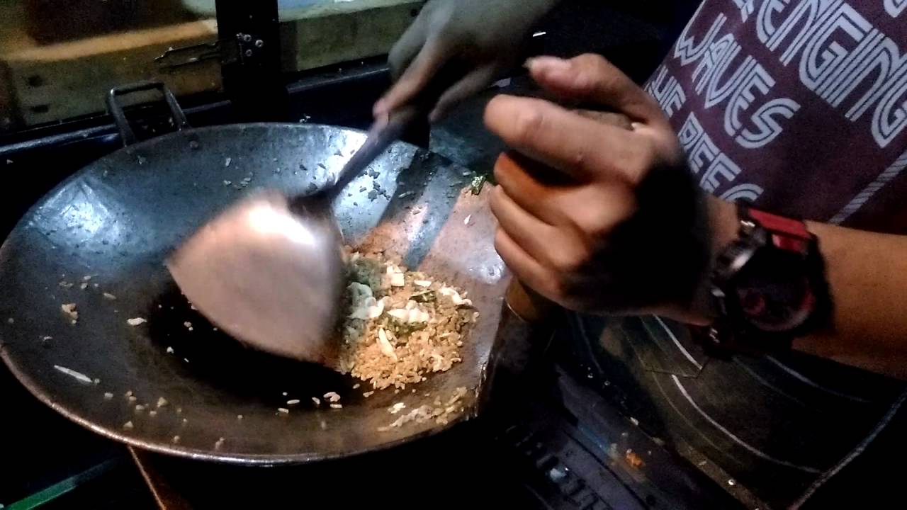 Proses pembuatan Nasi Goreng Pelo Ati BaBa Kediri - YouTube