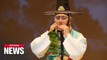 Whistling traditional tunes with a leaf, Korean leaf flute "Chojeok"