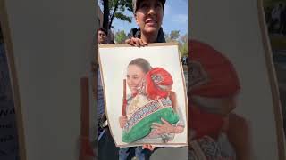 La artista Patricia Guzmán estuvo presente a la llegada de Claudia Sheinbaum
