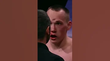 СРОЧНО ВРАЧА! БОЙЦУ ПРОЛОМИЛИ ЧЕРЕП ВО ВРЕМЯ ПОЕДИНКА #shorts
