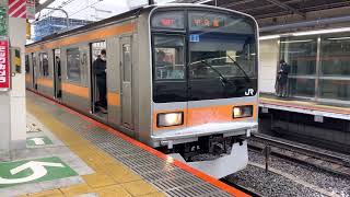 雪の日に209系トタ81編成が新宿駅を発車するシーン