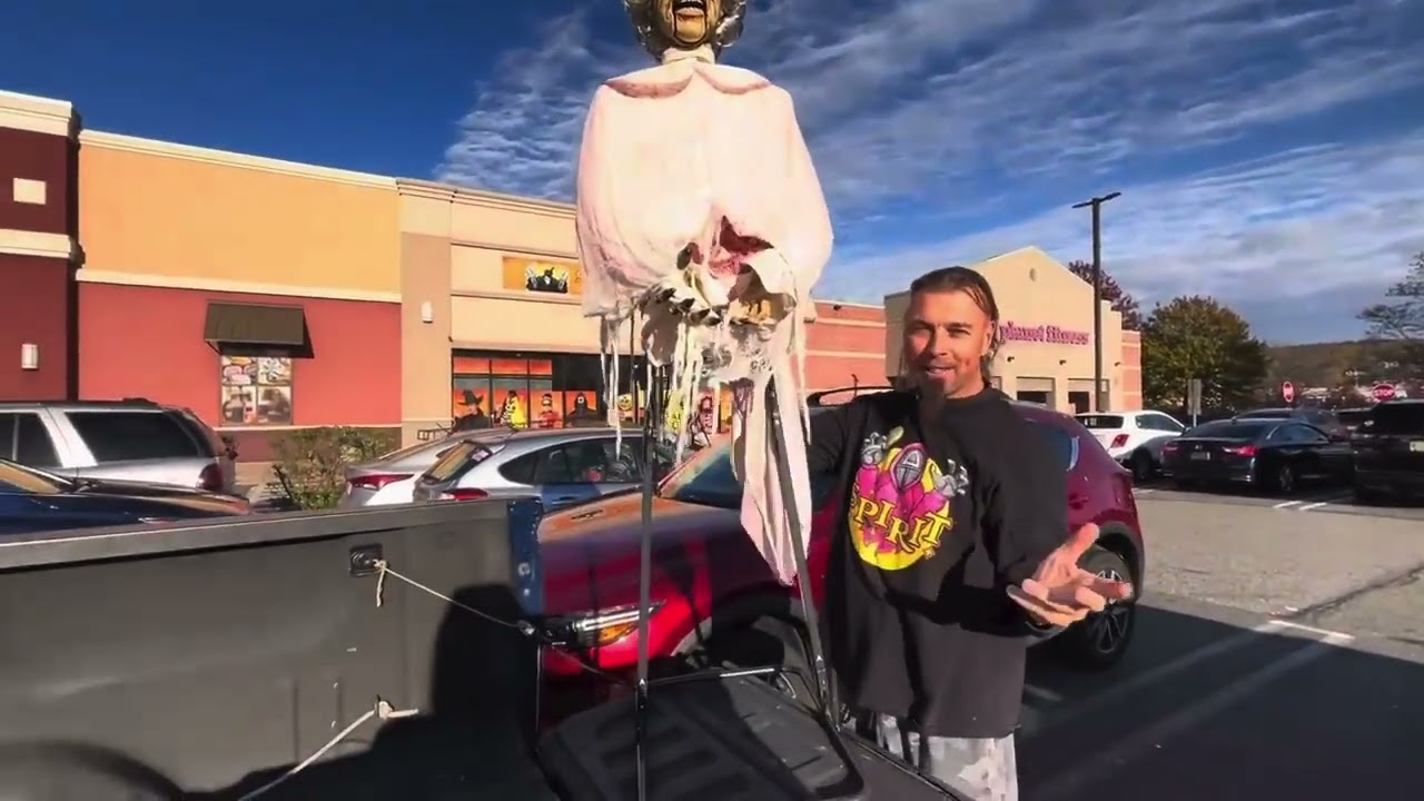 Spirit Halloween Last Day Pick Up! #spirithalloween #horror #scary #haunted #halloweendecorations 