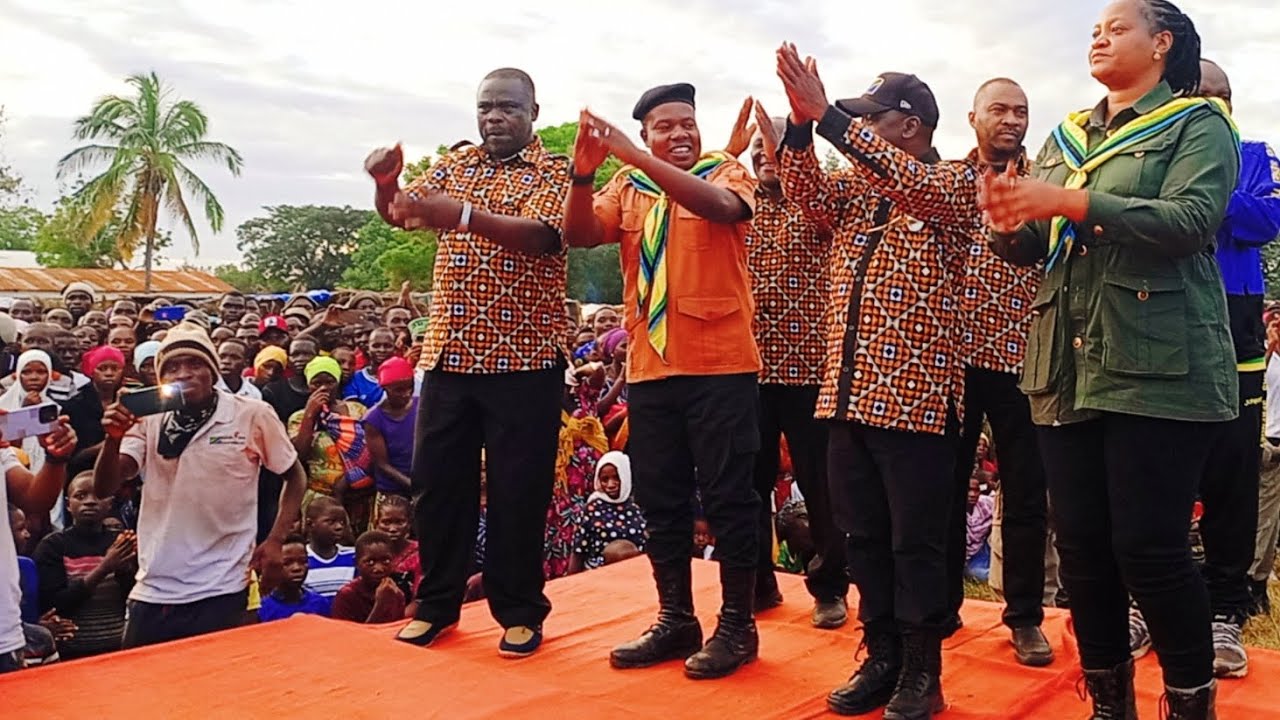 KIONGOZI WA MBIO ZA MWENGE WA UHURU 2025 AFUNGUA BURUDANI ENEO LA MKESHA WA MWENGE LUSEWA