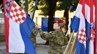 Postavljanje zastava uoči obilježavanja 31. obljetnice vojno-redarstvene operacije Oluja u Kninu