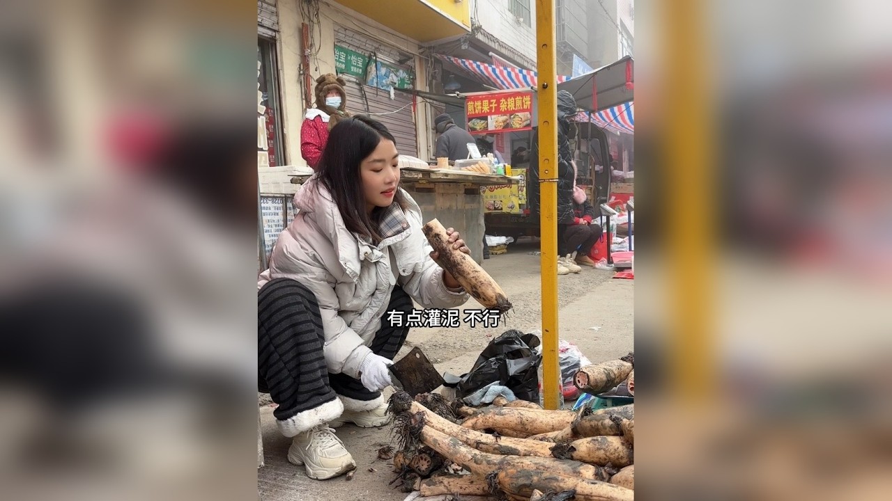 过年，湖北人怎么能少了莲藕？！今天是腊月二十四，莲藕要涨价啦！赶集卖藕，看看卖的怎么样？