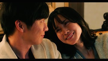 田中圭&中谷美紀、ベッドで手をつなぎあって…アツアツ夫婦っぷり　サザ〇さん風ナレーションの予告も！　『総理の夫』WEBスポット映像５種一挙解禁！