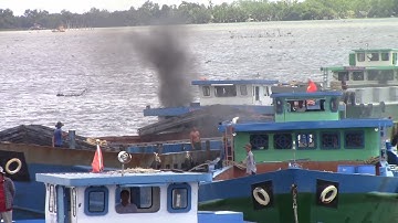 Sà lan vượt cống chạy xịt khói đen