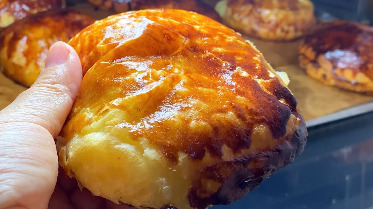 كوزينتي تقلبَتْ بريحة هذ المملحات مورقين حفاف كالريشة والحاجة الشابة خلطت العجينه بالملعقة فقط👌🏻💯