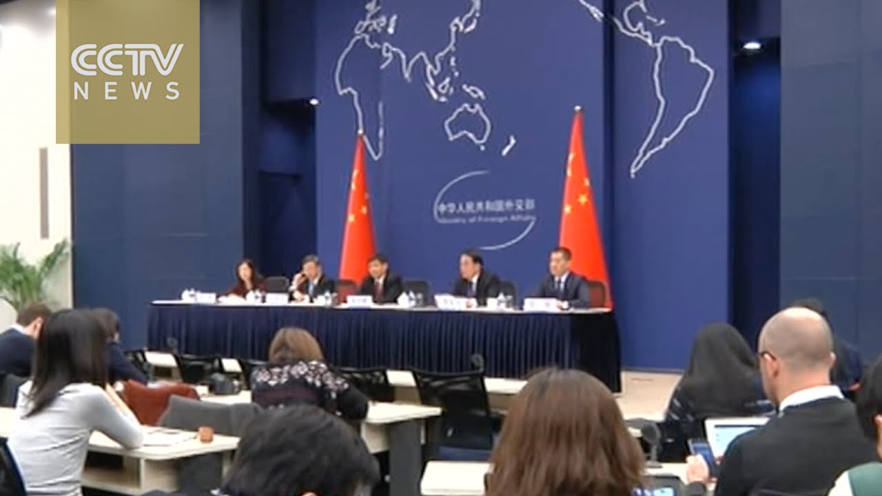 Chinese FM meets with Filipino counterpart for bilateral talks