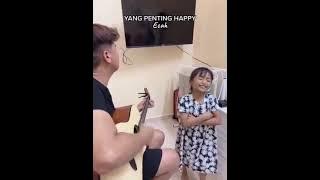 suara merdu adek cantik dengan lagu yang penting happy