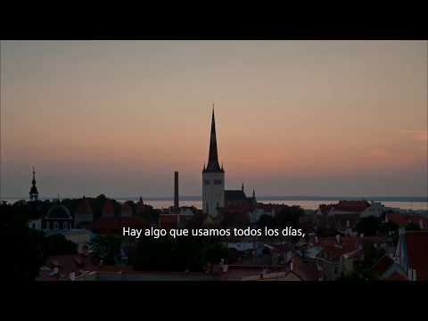 Spire, City, Sky. Text: Hay algo que usamos todos los días,
