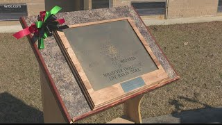 Camden students re-dedicate plaque