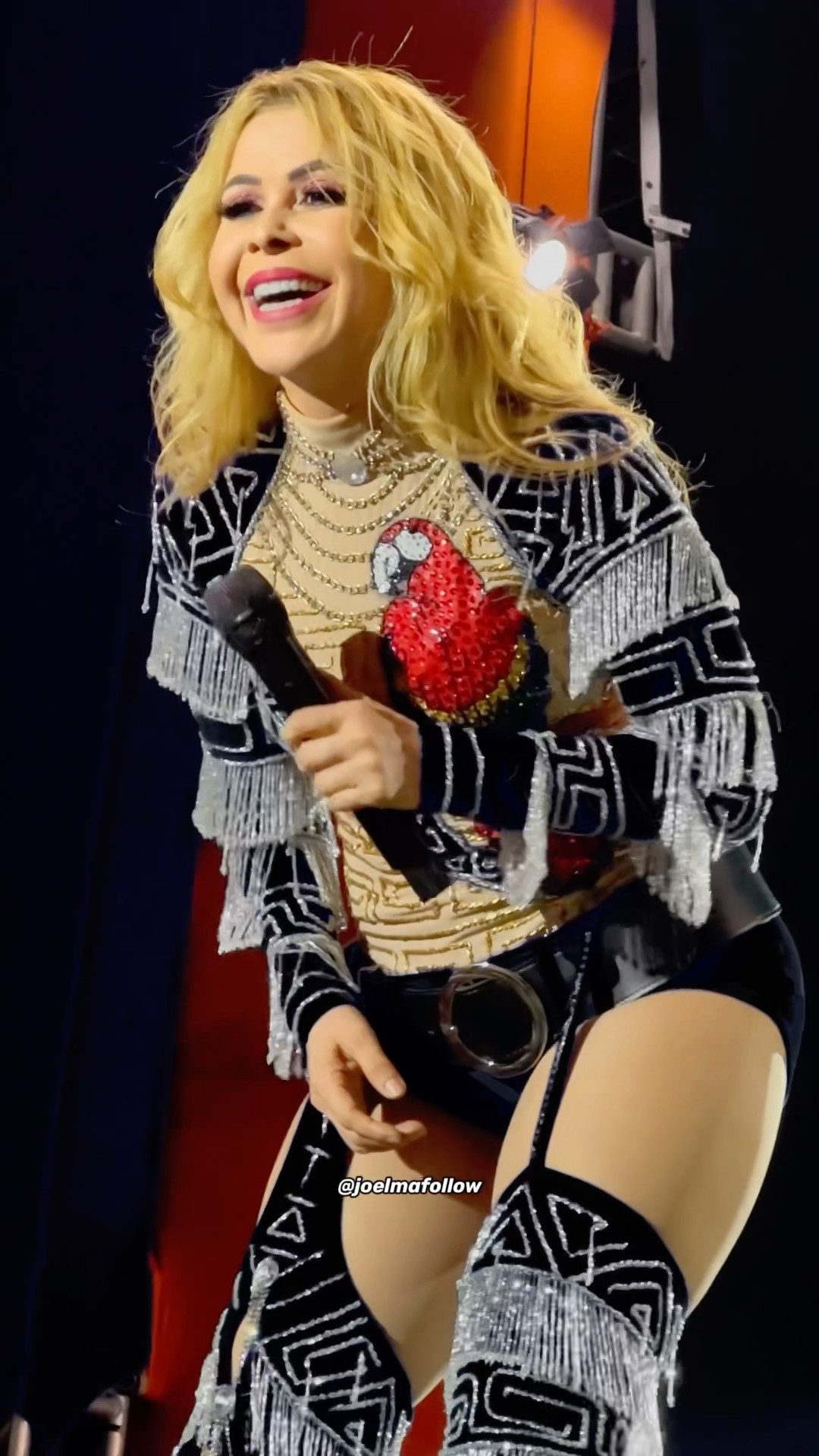 Joelma ficou linda demais com esse figurino