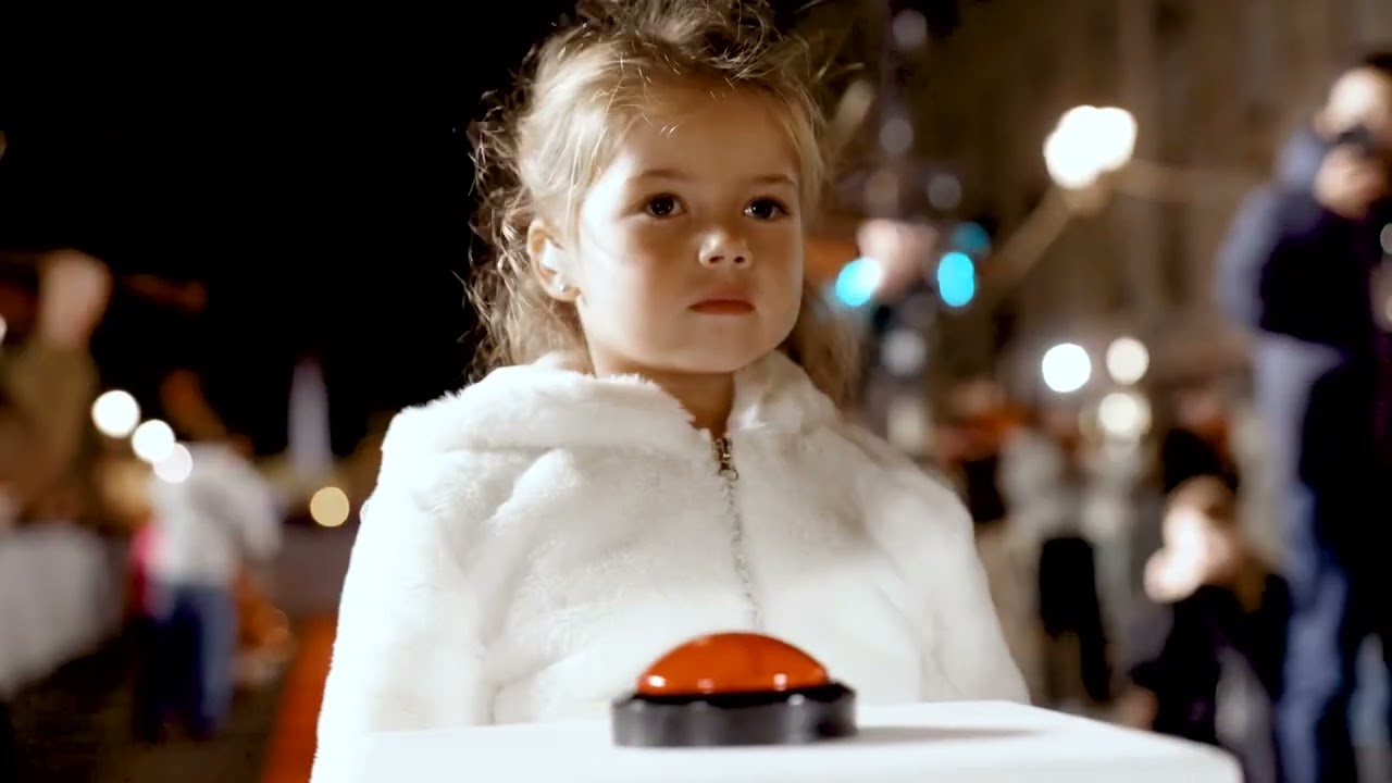 Париж запалив різдвяні вогні під звуки українського «Щедрика»