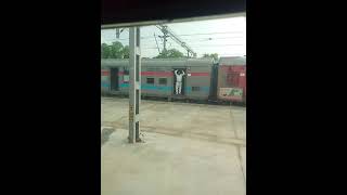 godan express at gorakhpur cantt  Kashi express को रोक कर ओवरटेक करती गोदान express