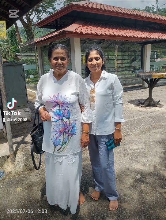 අම්මා අතින් නෙලුම් මල් පුජා කරවන්න හිතුණා,