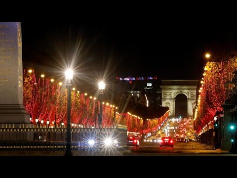 Les Champs-Élysées s'illuminent pour Noël en plein confinement