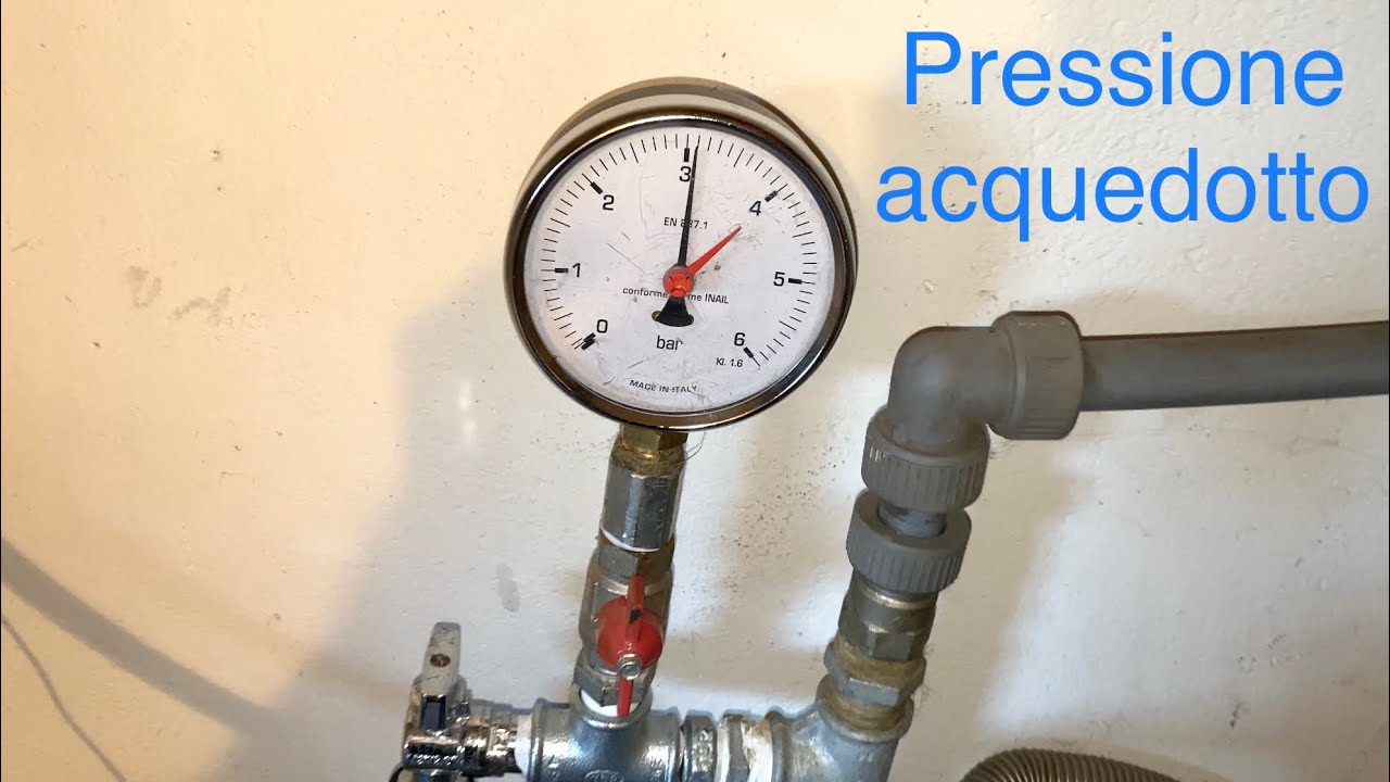 Manometro pressione acqua installato su tubazione principale