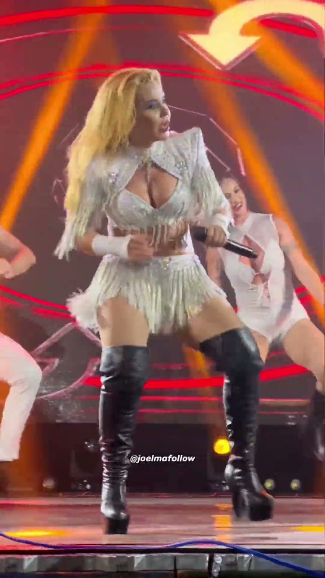 Joelma finaliza coreografia fazendo pose