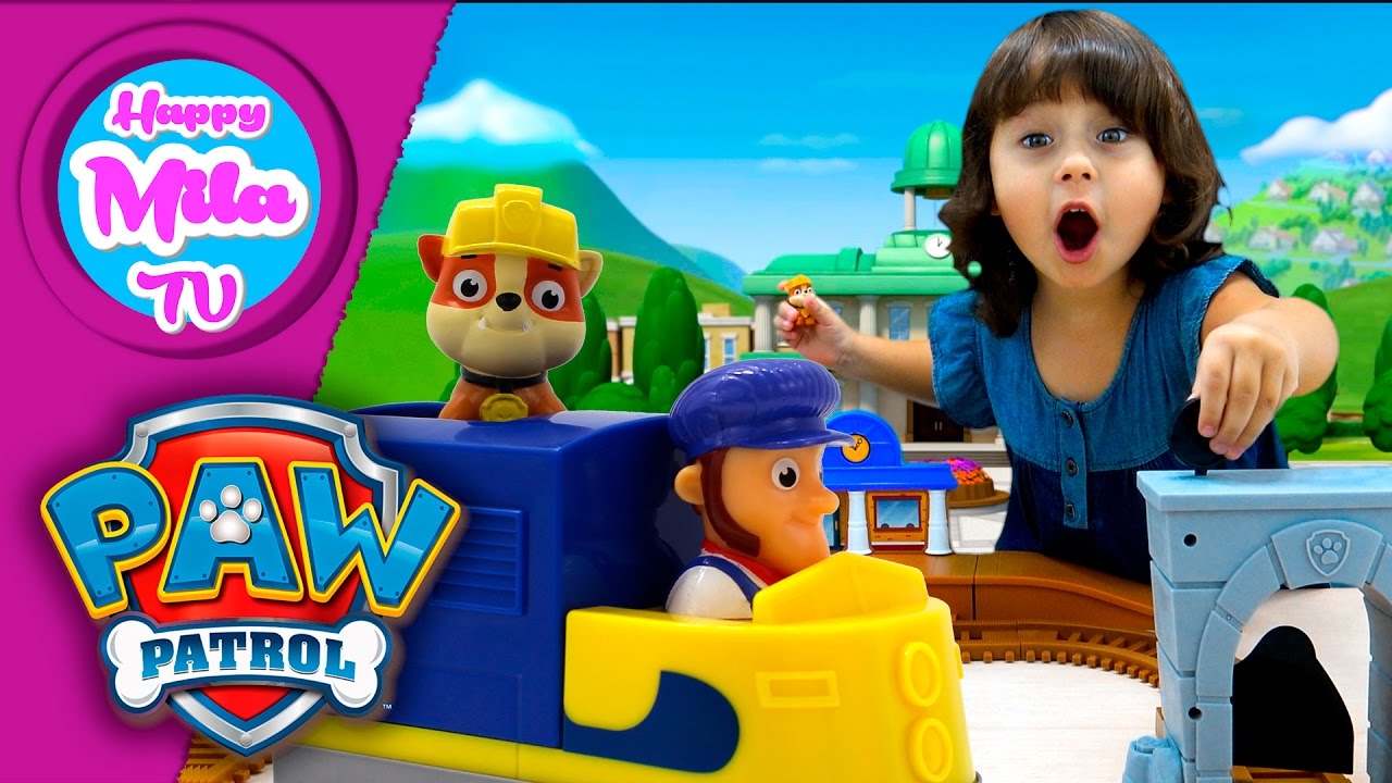 Крепыш из Щенячьего Патруля катается на поезде по железной дороге | HappyMilaTV 