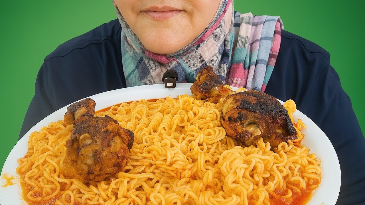 السلطانة بتجمع بين الأندومي والدجاج 😋 | Turkish Fusion Mukbang