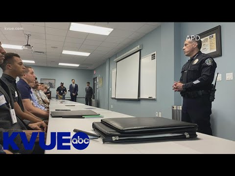 Video: Hvor lang tid er Austin Police Academy?